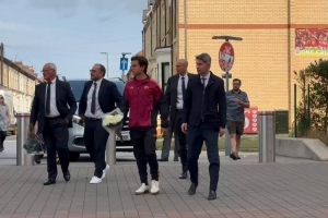 悼念🙏迪巴拉、拉涅利、马萨拉代表罗马俱乐部向若塔献花