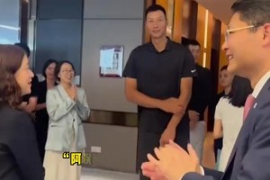 略显拘谨！广东名宿易建联和前队友王仕鹏现身广州参加活动