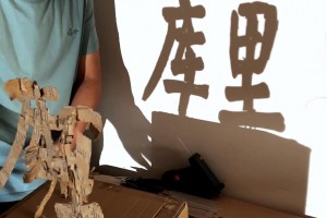 库蜜自制纸影作品：正面是汉字“库里” 转一面就变成库里画像！