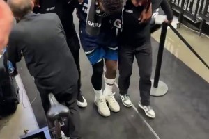 还好没事！观众席视角看爱德华兹被搀扶回更衣室的一幕真吓人