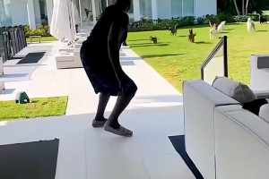 奥尼尔这大身板居然会怕狗😂