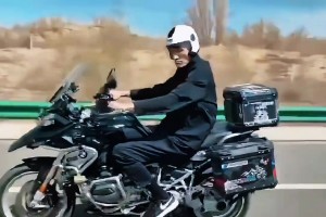 中国男篮名宿巴特尔骑摩托车旅行：走啊 我曾想仗剑走天涯😎