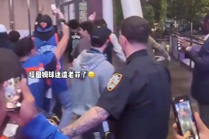 身穿0号球衣的塔图姆球迷在麦迪逊广场被纽约球迷“围攻”😂