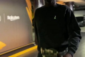 造型很别致啊！追梦抵达球馆 在裆部上方挂了个包😲