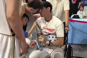 场下是朋友！孙铭徽胡金秋朱俊龙赛后与受伤曾凡博打招呼