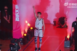 未来男篮希望？中国小将淡厚然在NCAA对位准状元弗拉格！