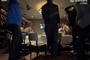都提前吃席啦？独行侠爆冷拿到状元签瞬间，独行侠高管欣喜若狂！
