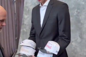 准状元亲临抽签现场！弗拉格手持爵蜂巫鹕四队的帽子