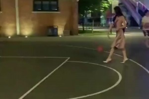 基本功了解！女子穿着短裙高跟鞋轻松完成三步上篮