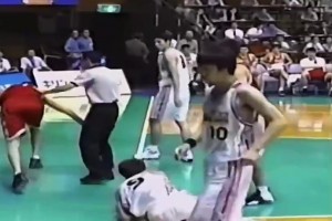 啊这...当年王仕鹏踩到日本球员裆部被吹违体