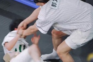 周深在郭艾伦手里就像一个小手办😂