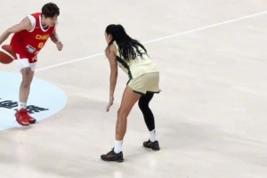 两秒撕裂防线，五秒过掉全场，什么叫核心后卫的加速度...