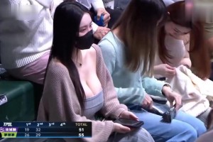 😍导播有一双发现美的眼睛！总能捕捉到场边性感女球迷！