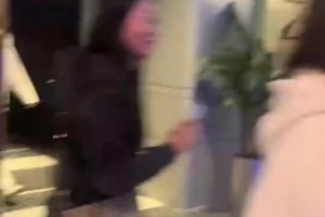 太招女孩喜欢了！😂杨瀚森此前被一群女球迷围住拉扯