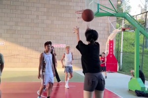 可恶，是底角女射手，只能贴防了
