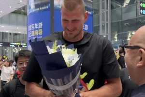 你也减肥？约基奇抵达中国 看着瘦了一圈啊