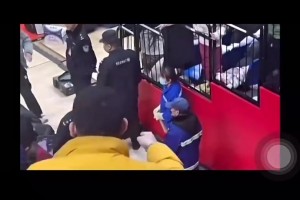 杨瀚森此前在CBA受伤时离场，遭球迷辱骂：CNM，死去吧😳