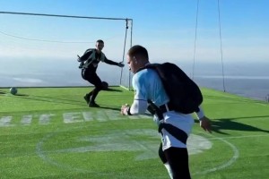 外国网红在1700米高空上踢足球…哥们你是真玩命，还Siuu