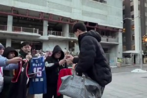 现场支持者很多🤩小杨赛前给场外球迷签名，居然还有青岛球衣！
