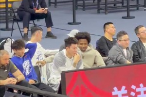 心情不错啊！张镇麟和队友古德温现场观战CBA俱乐部杯