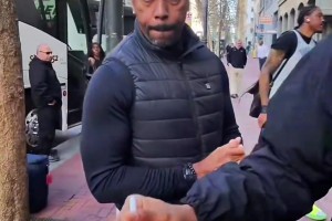 看着跟个普通人一样的身材，咋这么牛笔啊！