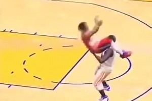 太搞了😂网友在2K模拟追梦在比赛中将普尔暴揍一顿！