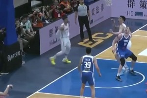 哥们喝假酒了？中国台北39号卢峻翔最后时刻两次上头强突，主教练一脸困惑